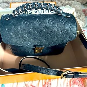 Ohh Louis! 👜 Sexy crossbody Vuitton ❤️